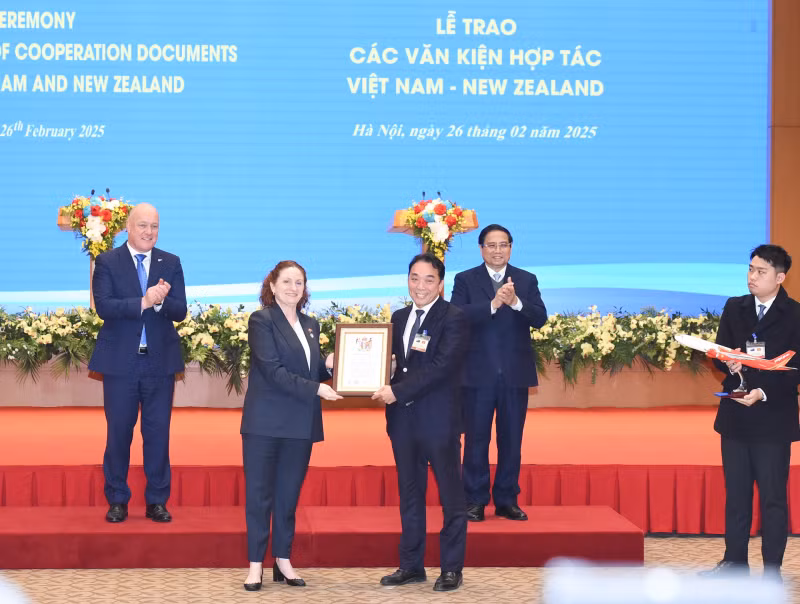 越南政府总理范明正与新西兰总理克里斯托弗•卢克森共同见证越捷航空开通越南与新西兰之间第五条商业航线的公布仪式。