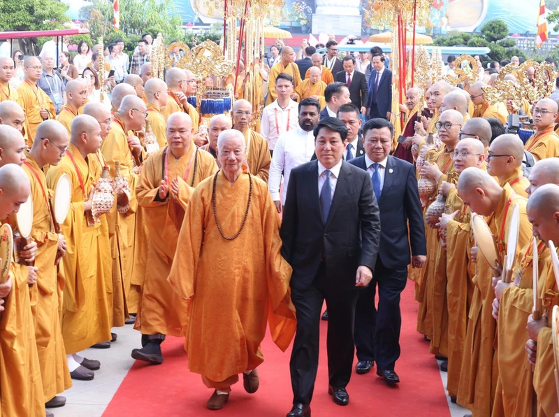 梁强主席与越南佛教协会法主释智广长老和尚出席2025年联合国卫塞节开幕式。（图片来源：越通社）
