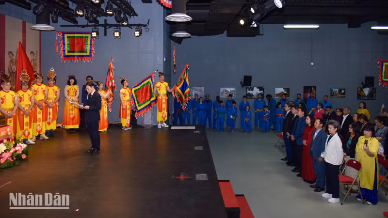 这不仅是缅怀民族根源的机会,而且也是国内和远离他乡所有越南人团结相爱精神的象征。 这不仅是缅怀民族根源的机会,而且也是国内和远离他乡所有越南人团结相爱精神的象征。