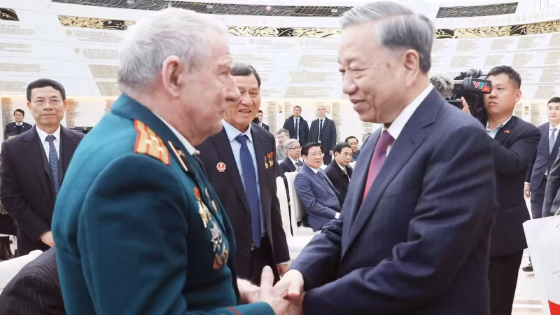 越共中央总书记苏林向曾经对越南作出巨大贡献的白俄罗斯老战士表示慰问和赠送礼物。