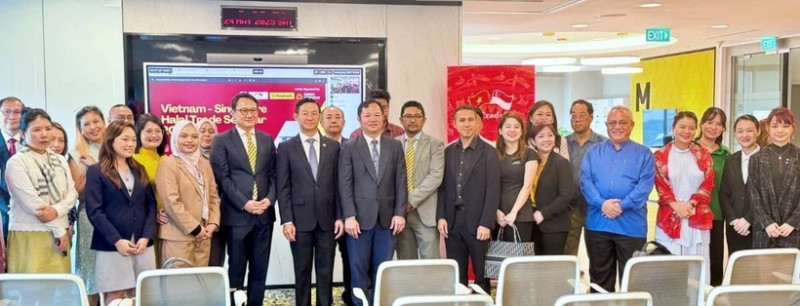 出席研讨会的各位代表合影。（图片来源：越通社）