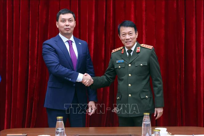 越共中央政治局委员、公安部长梁三光大将（右）与哈萨克斯坦反腐败行动署署长朱玛哈利·阿斯哈特。（图片来源：越通社）