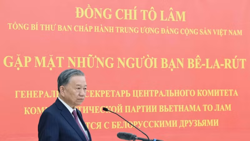 越共中央总书记苏林在会见曾经对越南作出巨大贡献的白俄罗斯老战士、专家和友人时发表讲话。