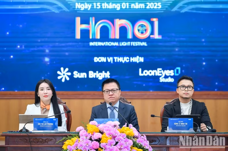 组委会向新闻媒体界介绍相关信息。 组委会向新闻媒体界介绍相关信息。