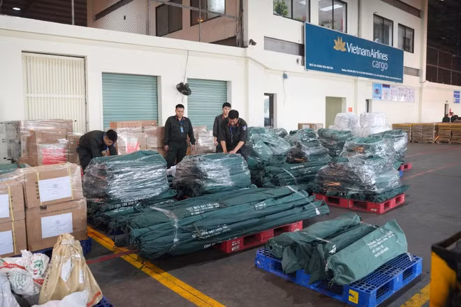 救援物资包括干粮、个人帐篷及多种其他救援用品。这些物资在运输流程启动前已被仔细包装和检查。