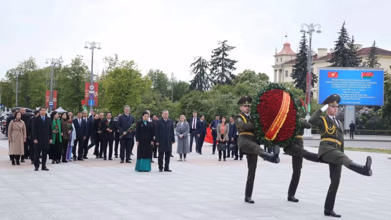 越共中央总书记苏林携夫人和越南高级代表团前往首都明斯克战胜纪念碑献花。