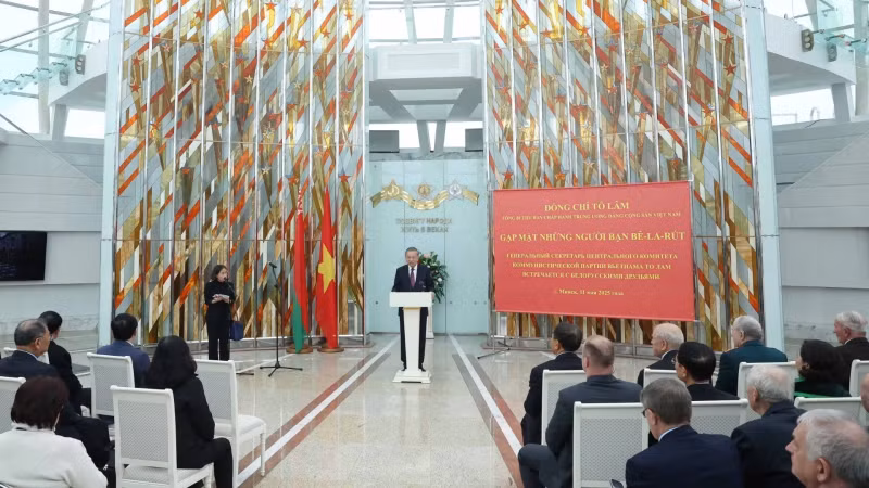 越共中央总书记苏林在会见曾经对越南作出巨大贡献的白俄罗斯老战士、专家和友人时发表讲话。