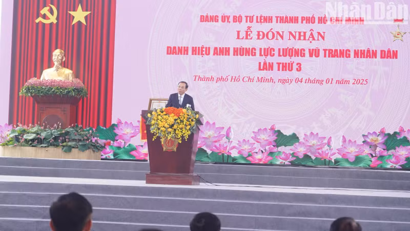 胡志明市市委书记阮文年在意识上发表讲话。