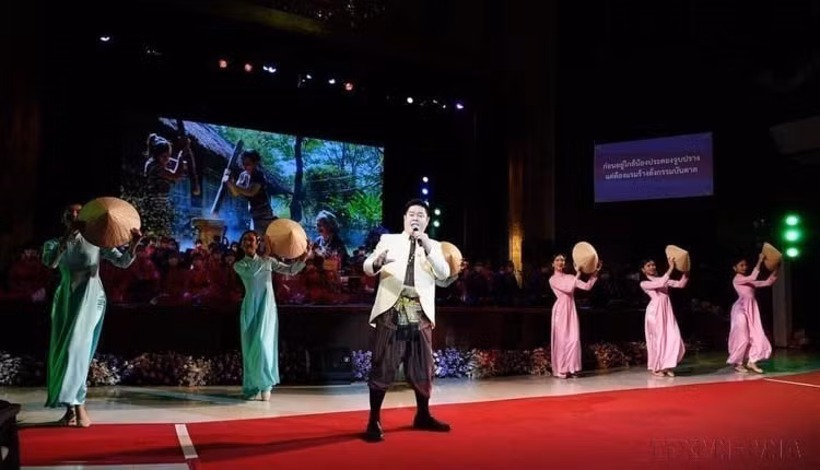 2024年3月26日,由泰国玛哈•扎克里•诗琳通公主亲自填词的音乐作品《越南安宁》在泰国曼谷朱拉隆功大学公开演出。 2024年3月26日,由泰国玛哈•扎克里•诗琳通公主亲自填词的音乐作品《越南安宁》在泰国曼谷朱拉隆功大学公开演出。