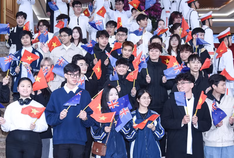 首都河内代表欢迎新西兰总理克里斯托弗•卢克森一行。