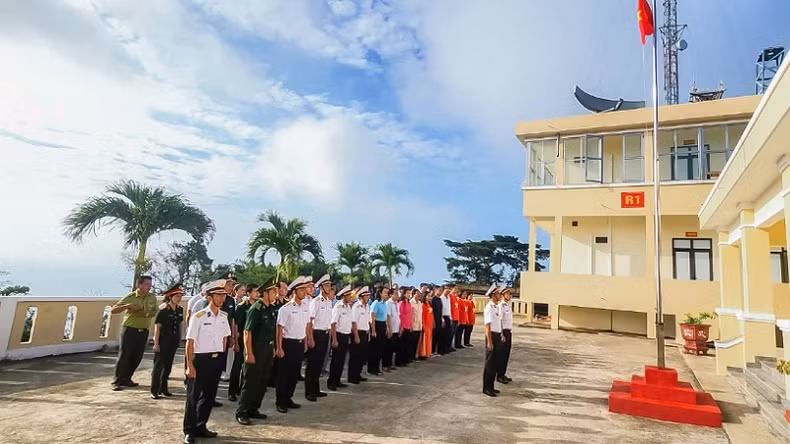 新年在薯岛（Hòn Khoai）岛上的升旗仪式。