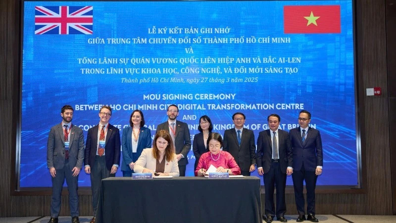 英国驻胡志明市总领事馆与胡志明市数字化转型中心签署了科技与创新领域的合作备忘录。