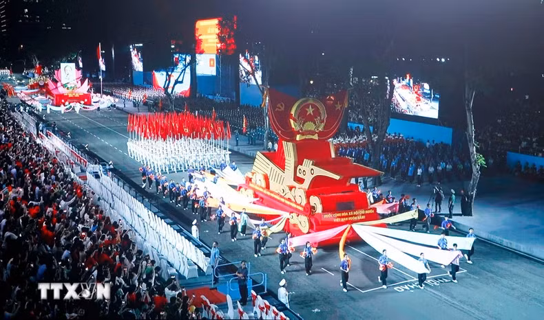 纪念南方解放、国家统一50周年庆典的阅兵和游行预演于4月25日晚在胡志明市第一郡黎笋街举行。（图片来源：越通社）