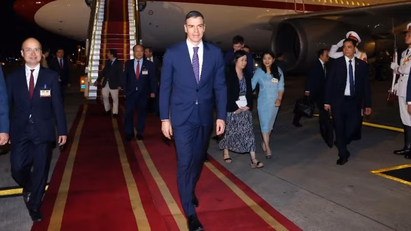 西班牙王国首相佩德罗·桑切斯抵达河内，开始对越南进行正式访问。（图片来源：越通社）