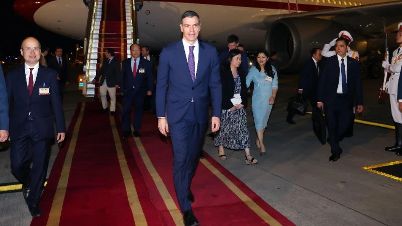 西班牙王国首相佩德罗·桑切斯抵达河内，开始对越南进行正式访问。（图片来源：越通社）