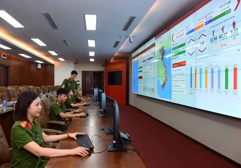 公安部社会秩序行政管理警察局所属的人口信息数据中心的干部、战士监控数字地图。（陈海 摄）