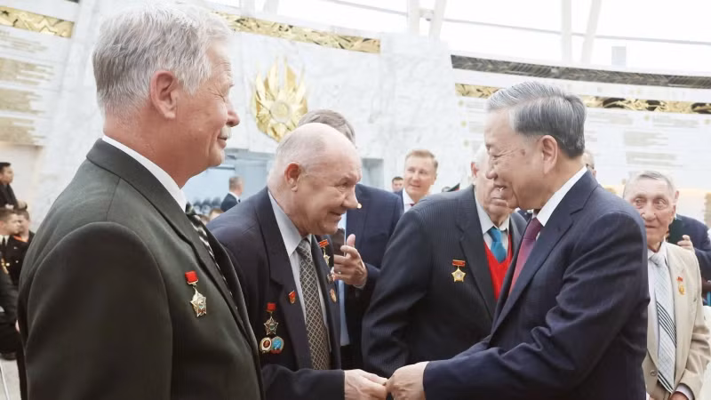 越共中央总书记苏林向曾经对越南作出巨大贡献的白俄罗斯老战士表示慰问和赠送礼物。