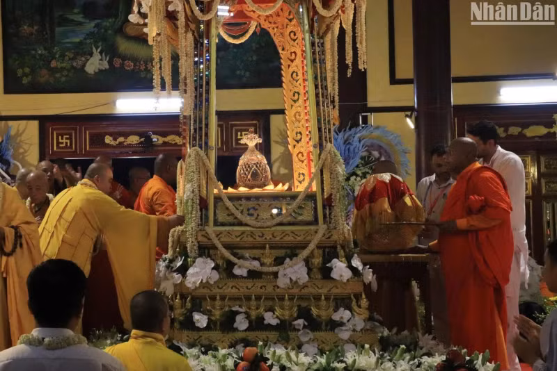 释迦牟尼佛舍利受到严格的保护。 释迦牟尼佛舍利受到严格的保护。