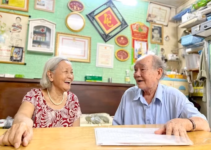 阮克恩与妻子以街坊组长的角色为社群无私奉献48年。（图片来源：《西贡解放日报》）