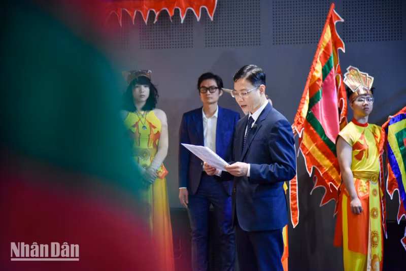 在庄严而富有意义的气氛中,外交部副部长吴黎文宣读祭文,缅怀和感谢为国家建设和保卫事业作出贡献的雄王和先辈们。 在庄严而富有意义的气氛中,外交部副部长吴黎文宣读祭文,缅怀和感谢为国家建设和保卫事业作出贡献的雄王和先辈们。