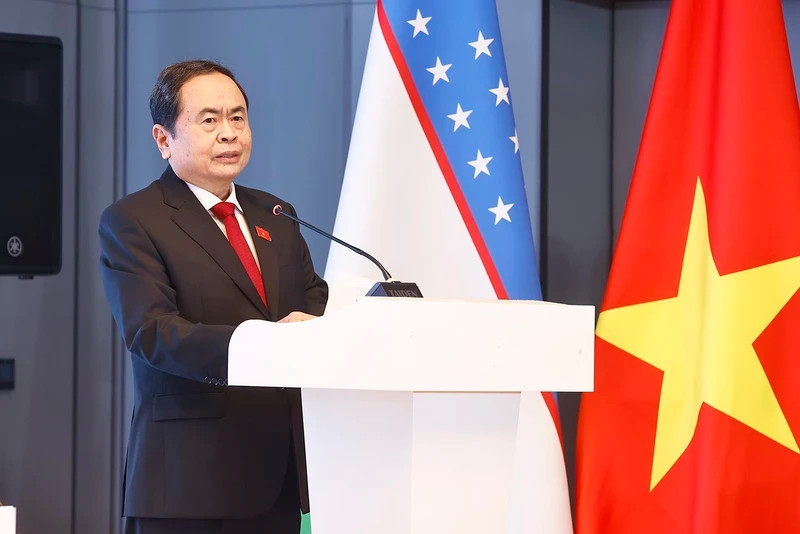 国会主席陈青敏在越南和乌兹别克斯坦企业座谈会上发表讲话。
