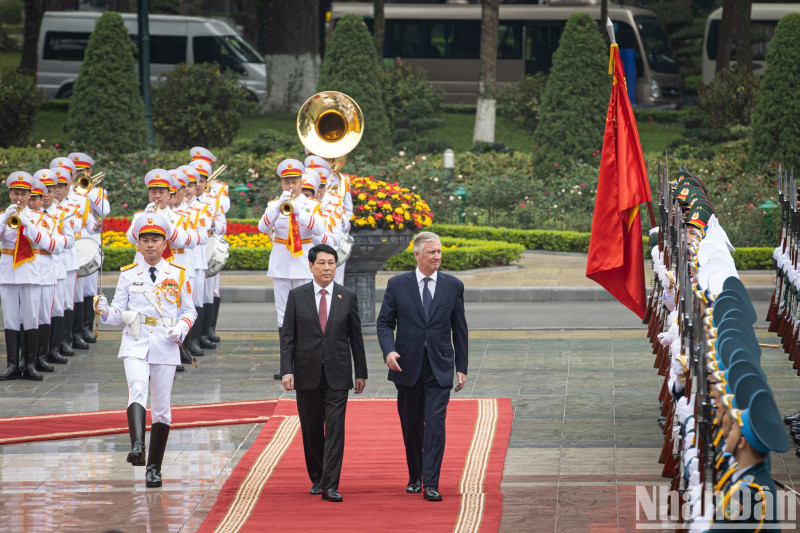 越南国家主席梁强主持仪式欢迎比利时国王对越南进行国事访问。
