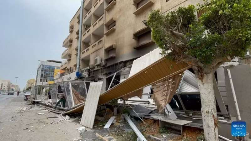 位于利比亚首都的黎波里因暴力冲突被毁的一栋楼。（图片来源：新华社）