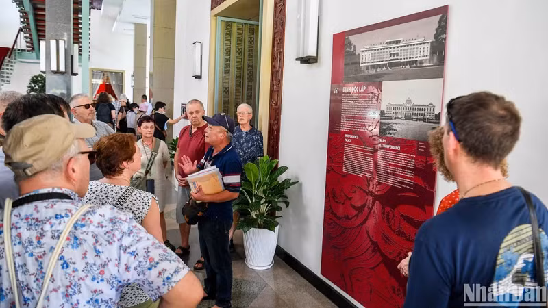 文化、历史旅游路线吸引了众多游客。（成达 摄）