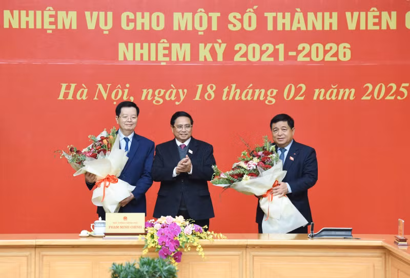 范明正总理赠送鲜花祝贺梅文正副总理和阮志勇副总理。