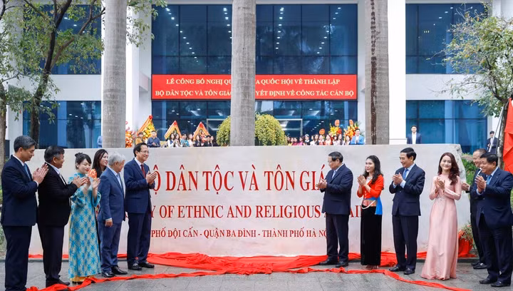 3月1日，越南政府总理范明正出席国会关于成立民族与宗教部、民族与宗教部干部工作部署的决议公布仪式。（图片来源：VGP）