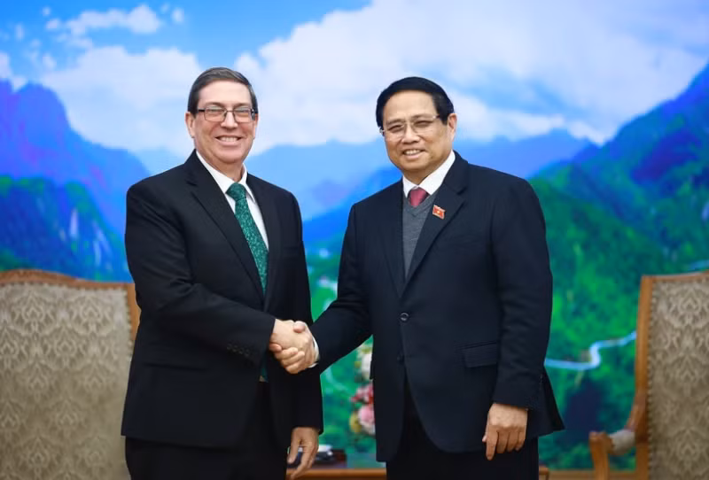 越南政府总理范明正会见古巴外交部长罗德里格斯。（图片来源：越通社）