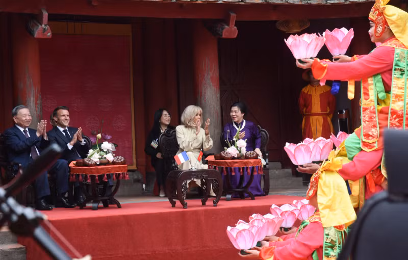 越共中央总书记苏林携夫人吴芳璃和法国总统埃马纽埃尔·马克龙携夫人布丽吉特·马克龙在文庙-国子监品茶和观看顺化宫廷雅乐。