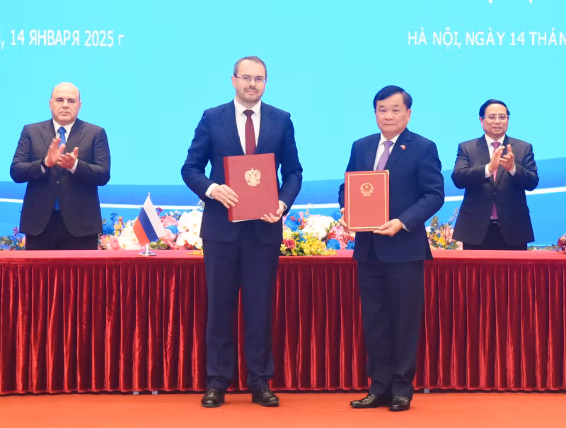 越南政府总理范明正和俄罗斯联邦政府总理米舒斯京见证两国政府有关向越俄热带科技研究中心移交科学研究船的合作协议签字仪式。