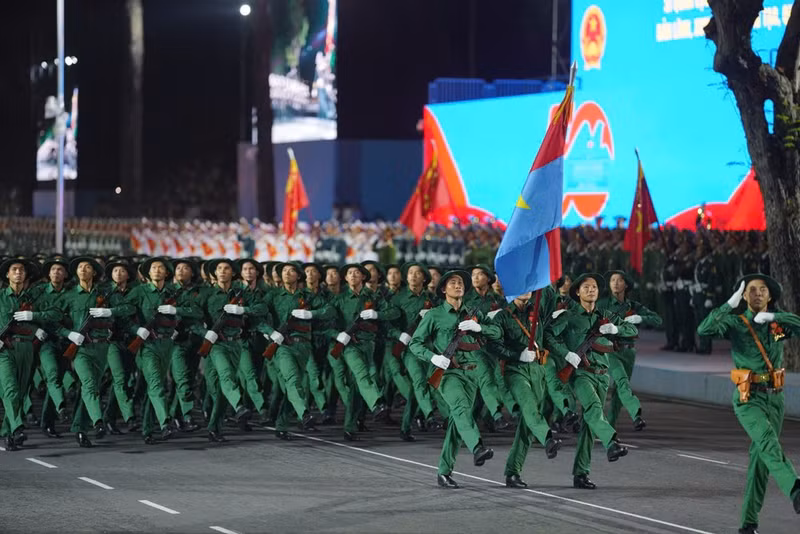 纪念南方解放、国家统一50周年的国家级阅兵式和群众游行彩排举行。（图片来源：越通社）