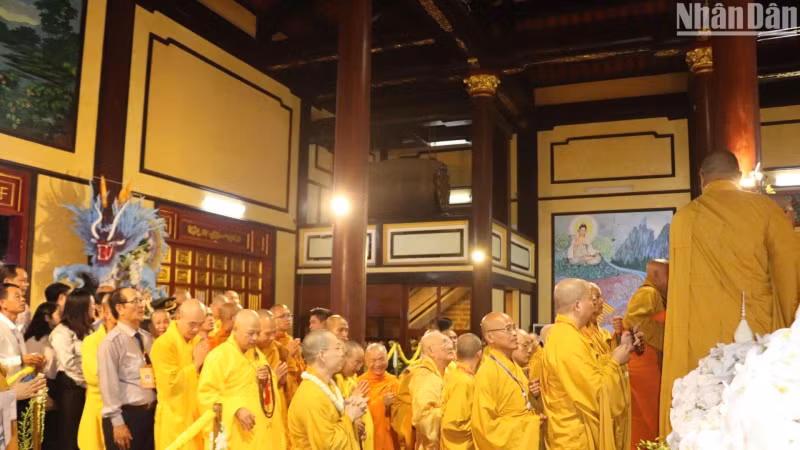 5月30日晚在观世音寺举行的释迦牟尼佛舍利尊置仪式。 5月30日晚在观世音寺举行的释迦牟尼佛舍利尊置仪式。