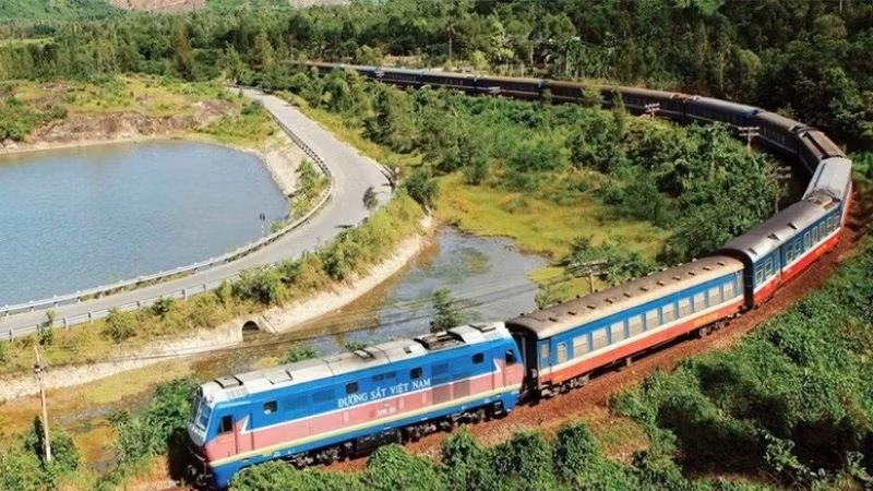 附图：越南政府总理指示加快推进老街—河内—海防铁路项目进度。（图片来源：VGP）