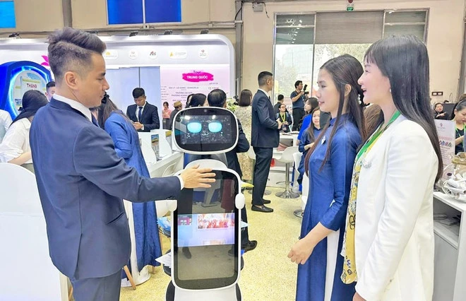 2024年河内国际旅游博览会介绍服务于旅游业的机器人。