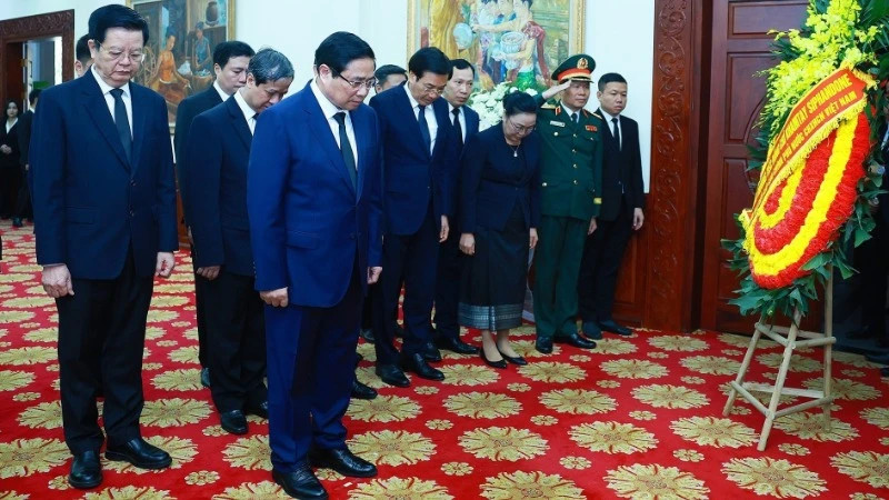 越南政府总理范明正4月4日在河内吊唁老挝人民革命党中央委员会前主席、老挝人民民主共和国前主席坎代·西潘敦。（图片来源：越通社）