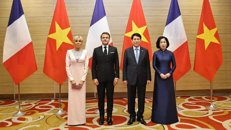 越南国家主席梁强和夫人为法国总统马克龙和夫人举行欢迎宴会。