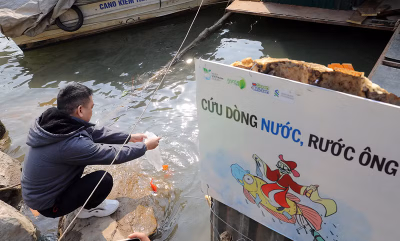 人们放生鲤鱼送灶神上天。 人们放生鲤鱼送灶神上天。