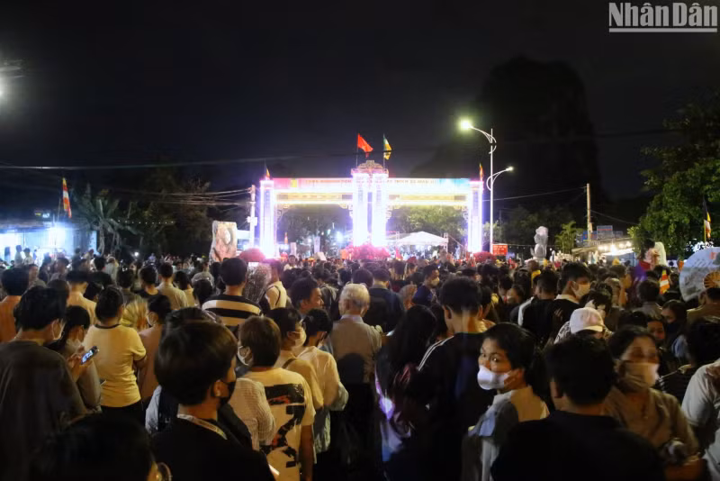 数千人在观世音寺外面排队等待瞻仰参拜释迦牟尼佛舍利。 数千人在观世音寺外面排队等待瞻仰参拜释迦牟尼佛舍利。