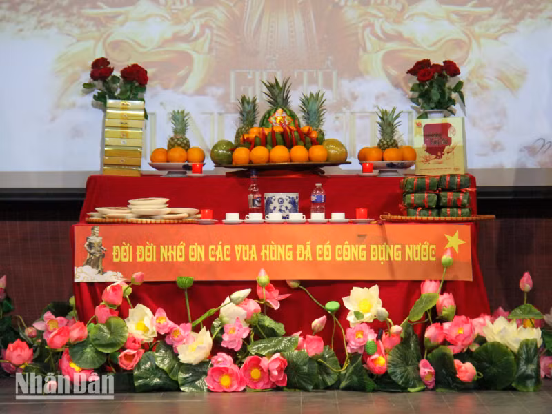 这是越南驻法代表机构和旅居法国历代越南人表达爱国情怀和民族自豪感的重要机会。 这是越南驻法代表机构和旅居法国历代越南人表达爱国情怀和民族自豪感的重要机会。