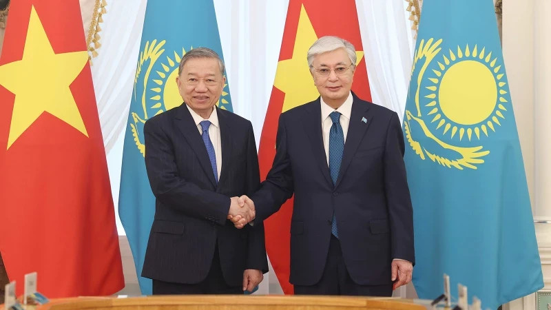 哈萨克斯坦共和国总统卡西姆若马尔特·托卡耶夫和越共中央总书记苏林。