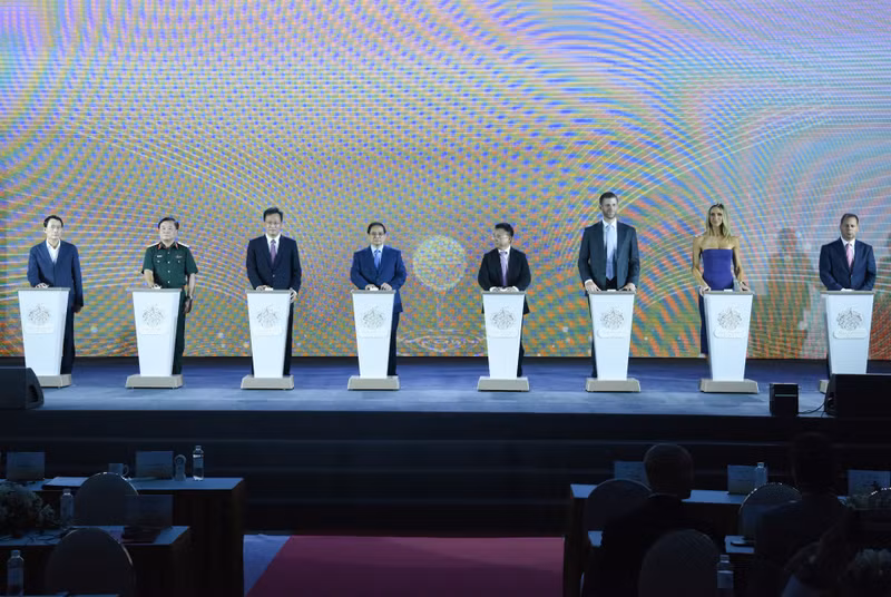 政府总理范明正和各位代表进行特朗普国际兴安项目动工仪式。