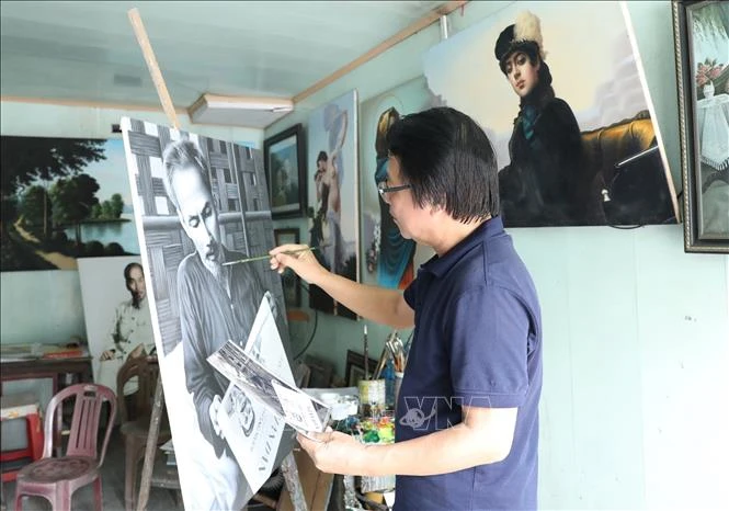 宁平省金山县发艳镇画家陈和平因绘制千幅胡志明主席肖像而广为人知。