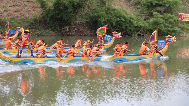 安州赛龙舟活动。