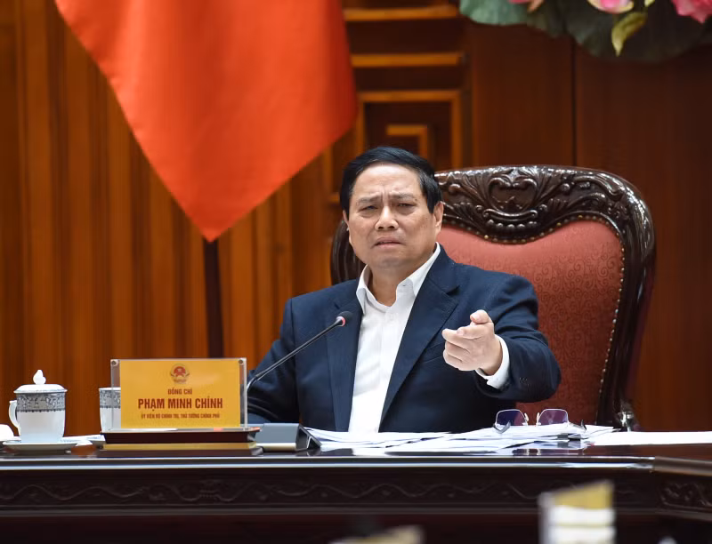 越南政府党委书记、政府总理范明正在会上发表讲话。