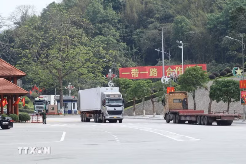 4·30和5·1假期：超过6500辆货车在谅山省口岸通关。