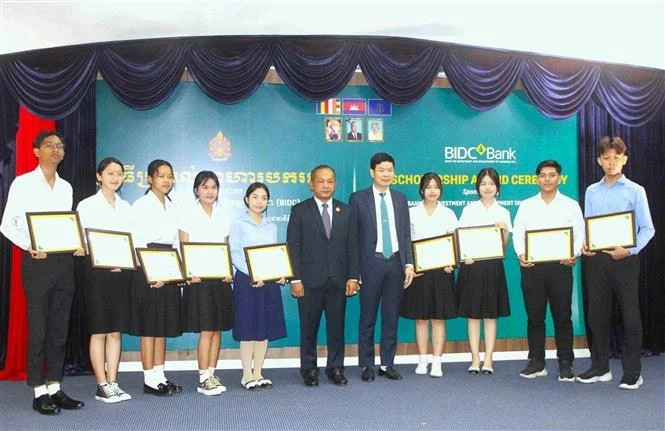 越南企业向柬埔寨大学生颁发全额奖学金。（图片来源：越通社）