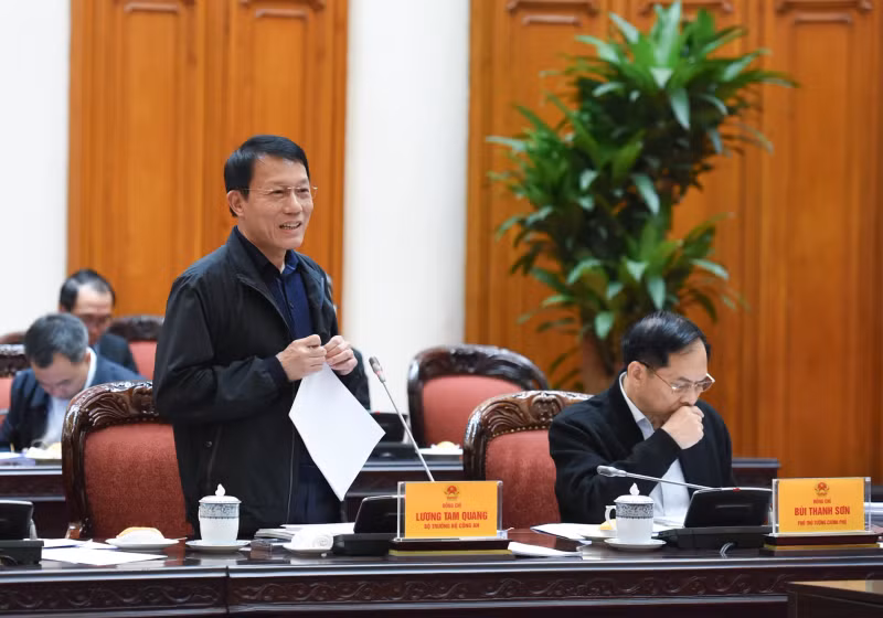 公安部部长梁三光在会上发表讲话。